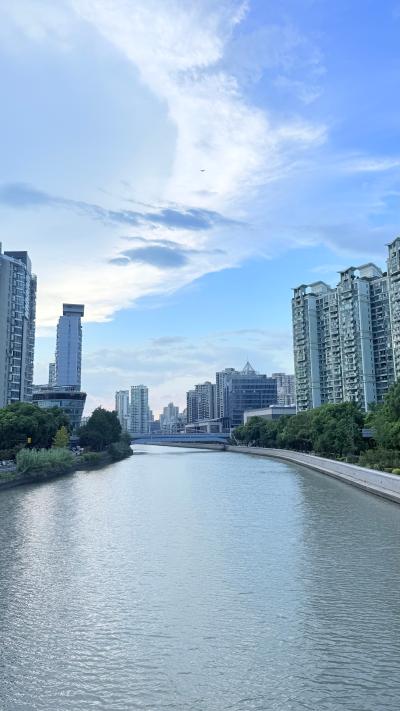上海-苏州河与两岸高楼
