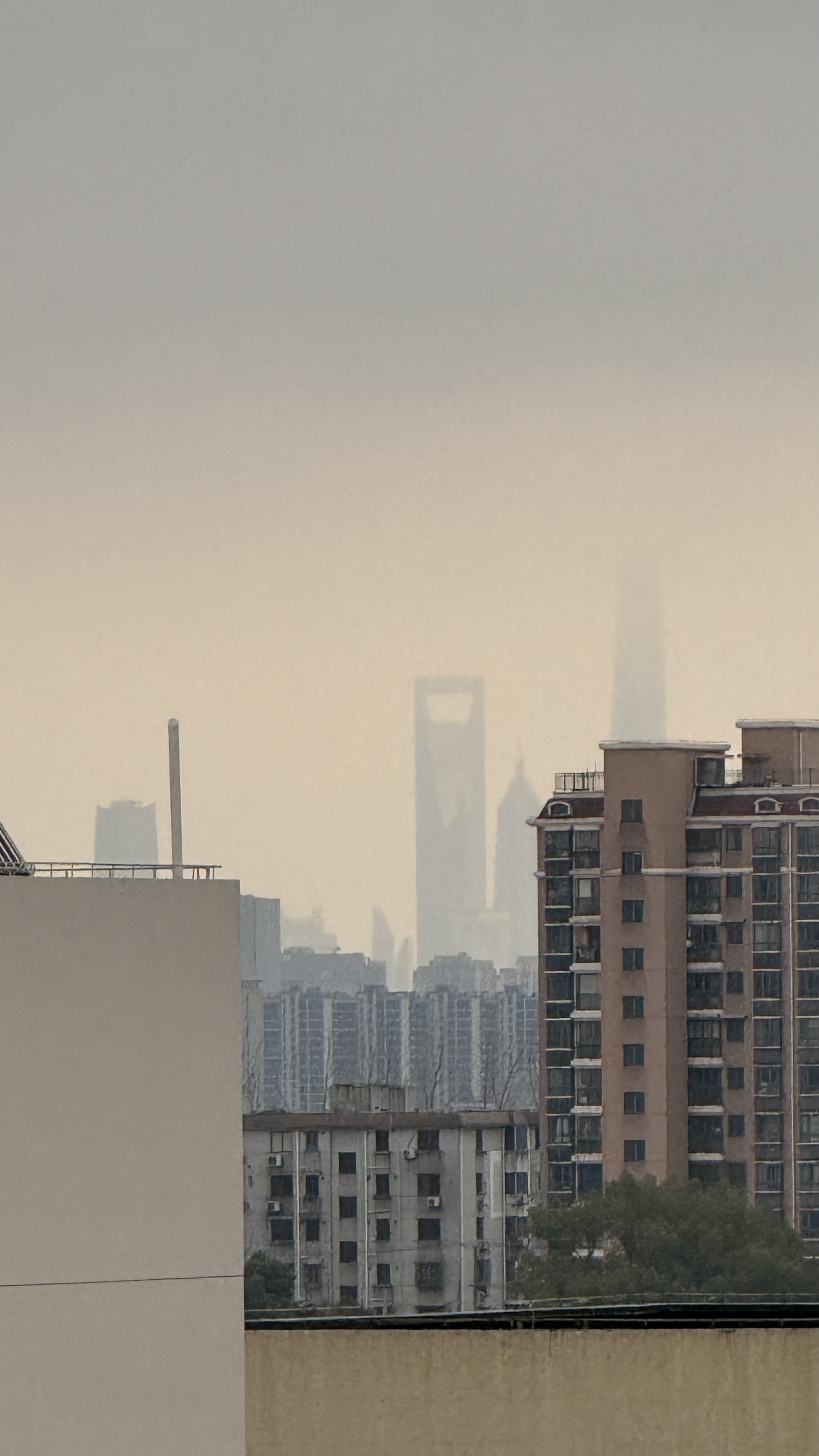 上海-薄雾中的城市天际线若隐若现.jpeg