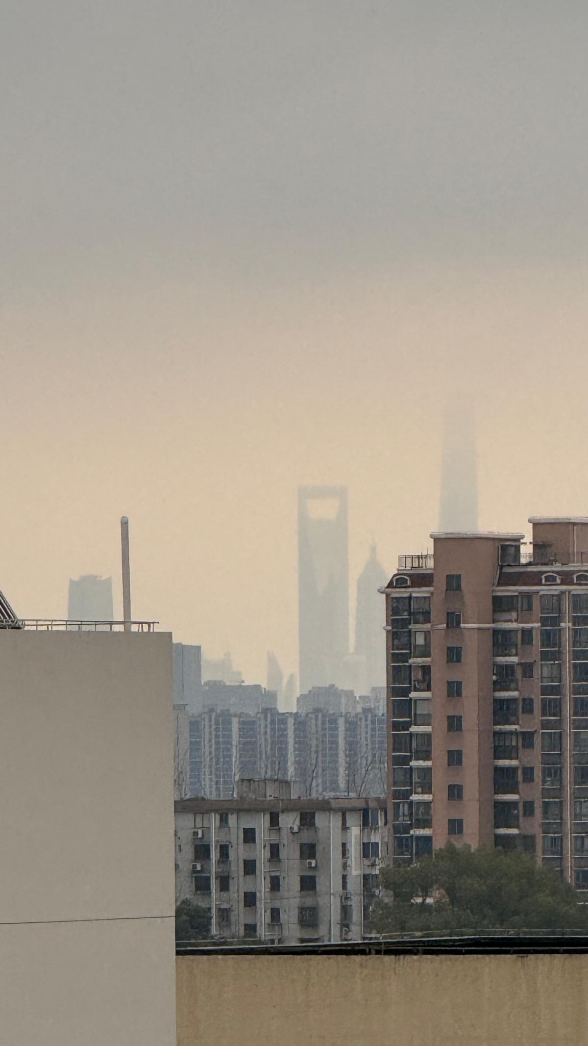 上海-薄雾中的城市天际线若隐若现.jpeg