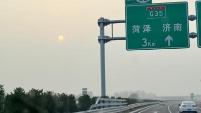 东平-高速公路路牌与太阳_2