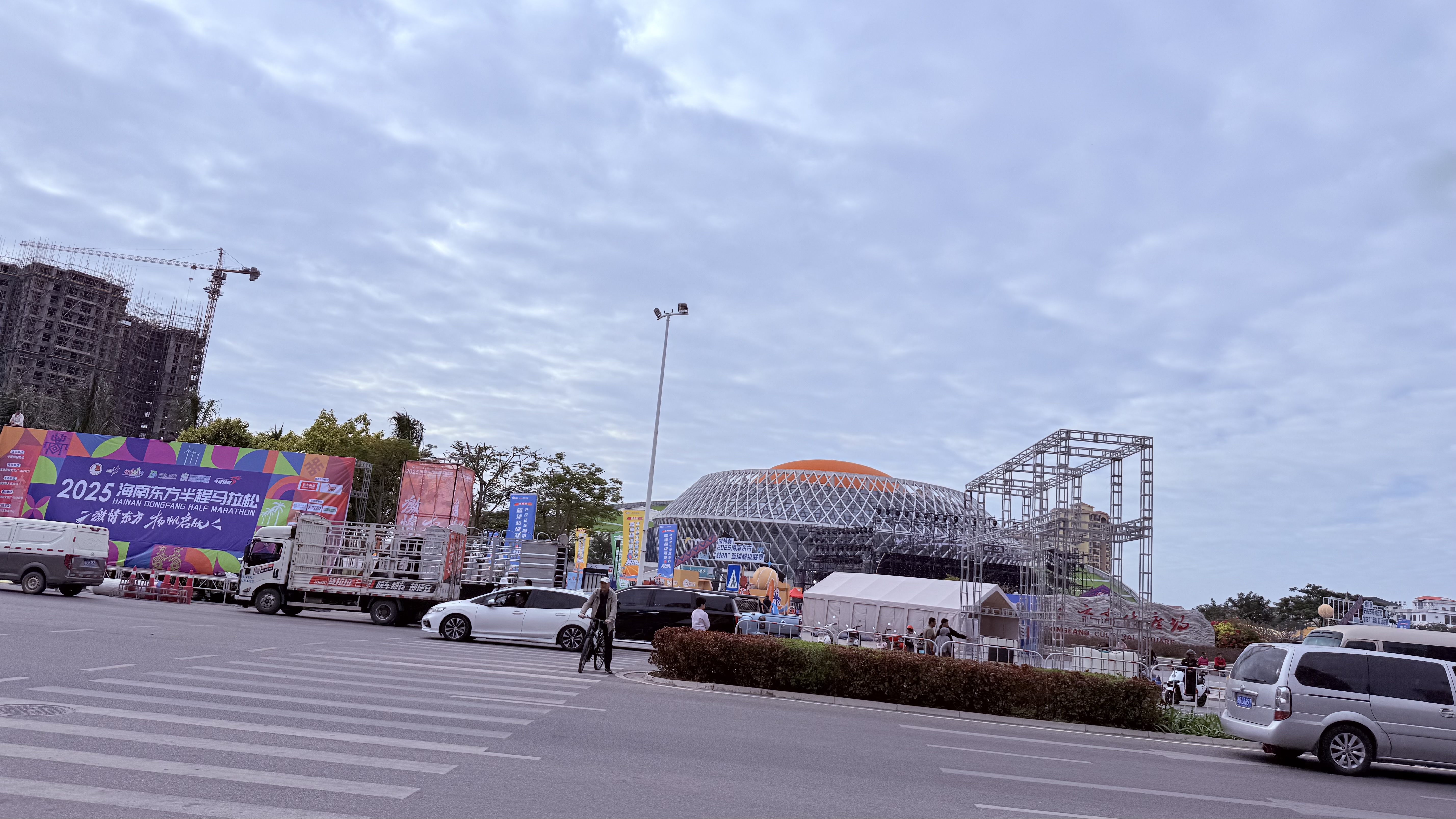 东方-半程马拉松赛场与在建高楼.jpg