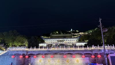 兰州-夜色中亮灯的白塔山楼阁