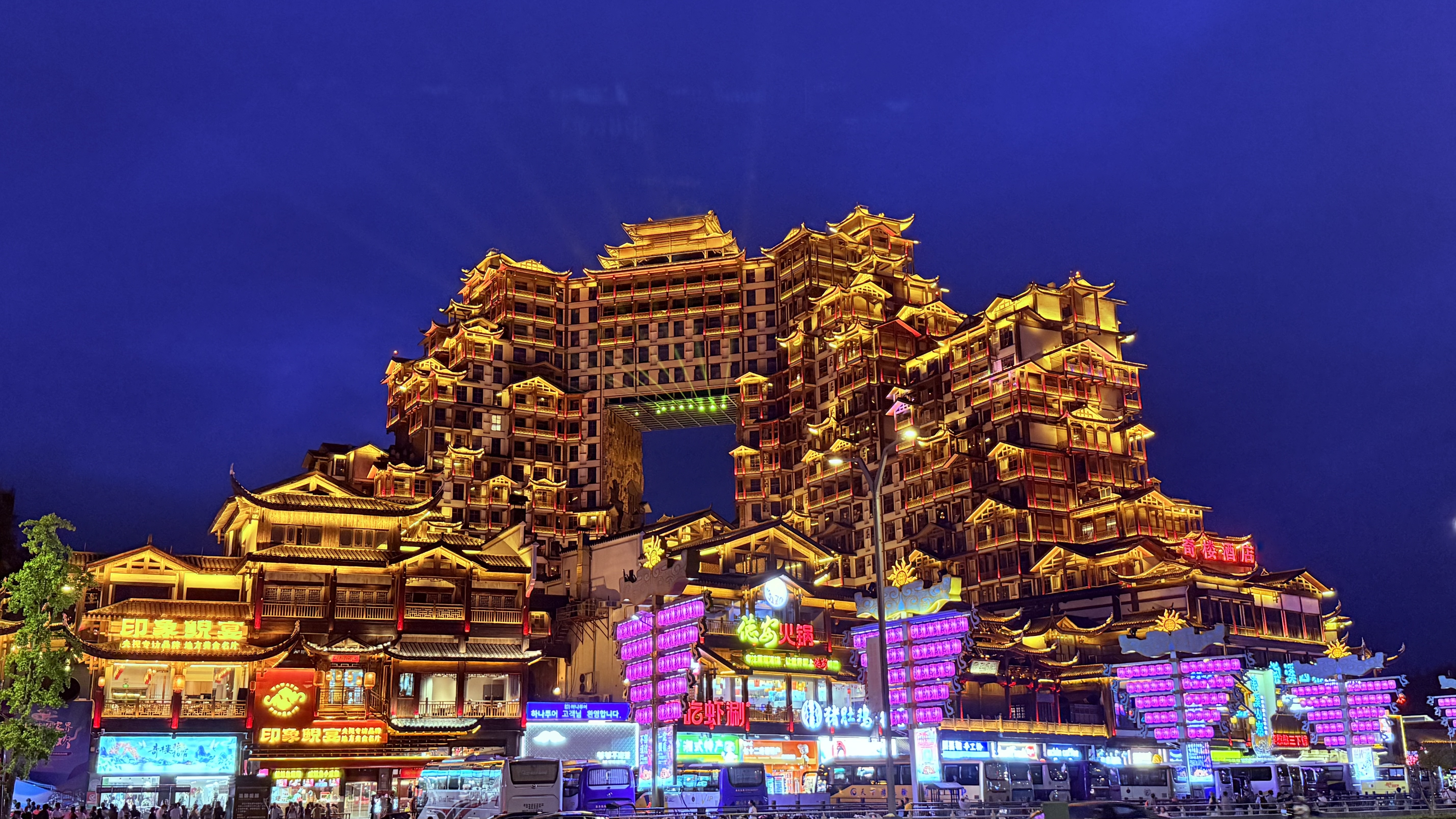 凤凰古城-夜色中的吊脚楼灯火璀璨.jpeg