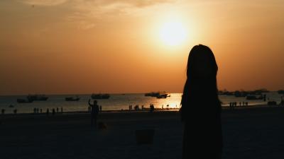 北海-夕阳下的女生剪影_2