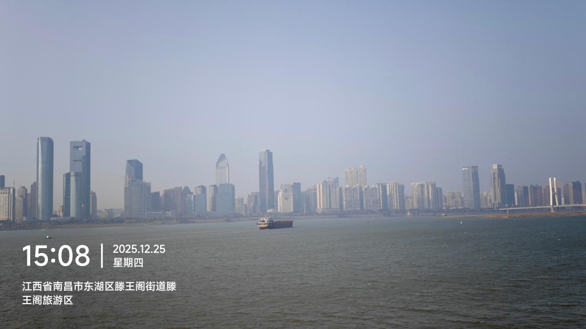 南昌-雾中的江岸高楼群.jpg