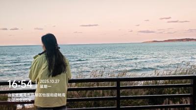威海-海边眺望的女生_2