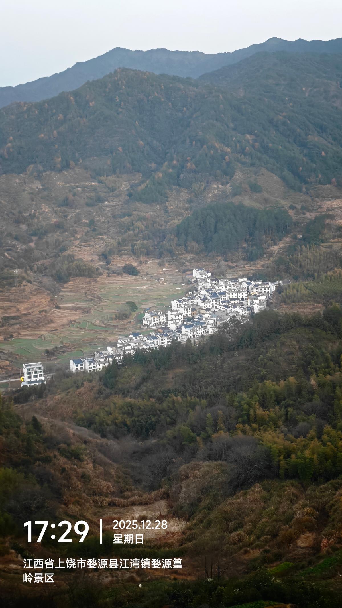 婺源-山谷中的村落.jpg