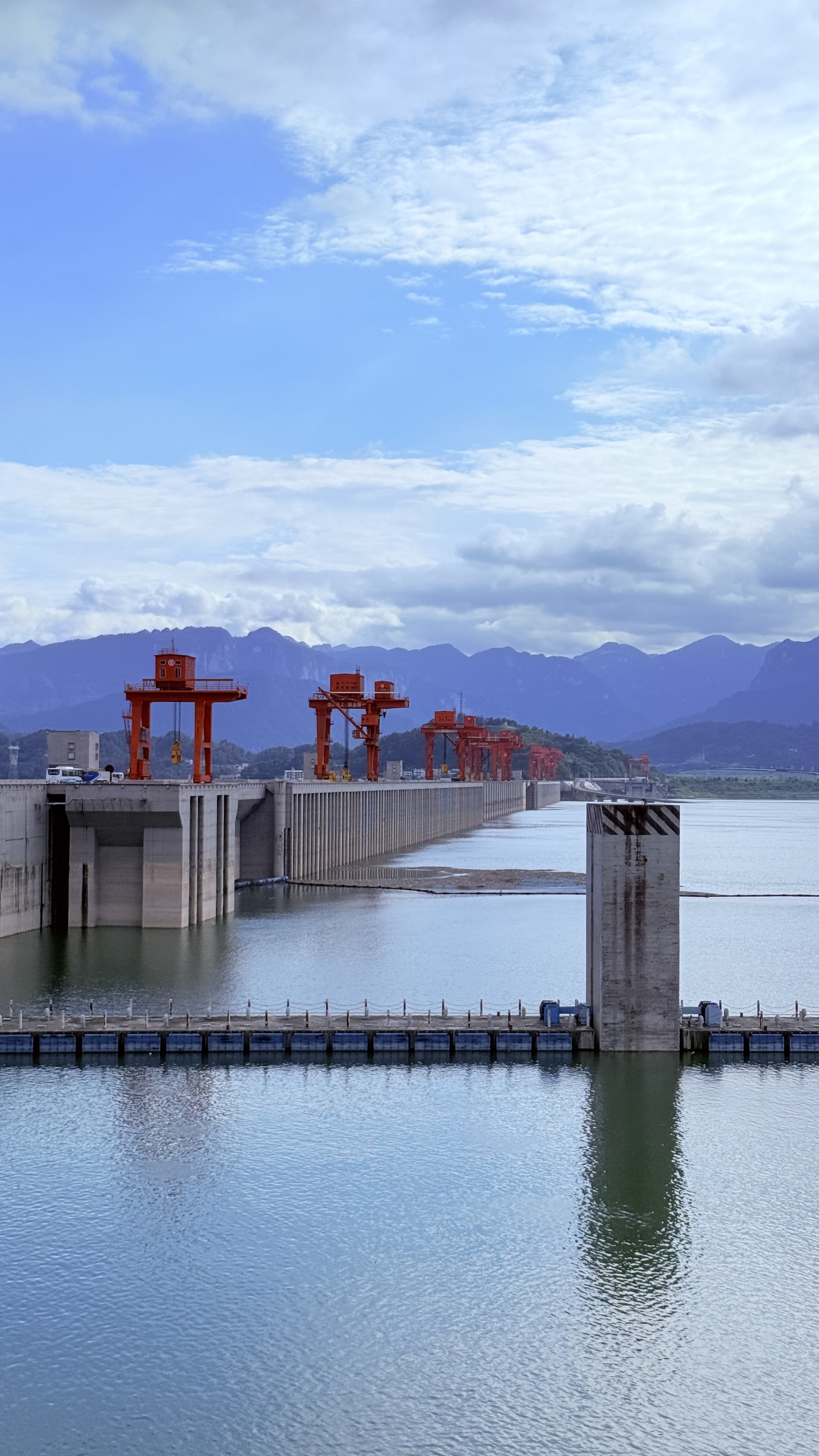 宜昌·三峡-江畔建筑倒映在开阔水面.jpeg