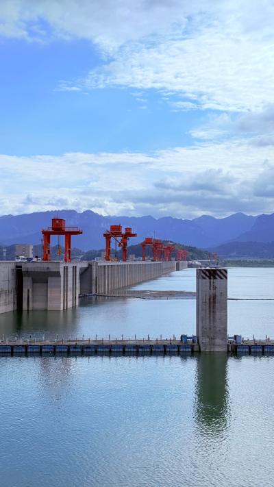 宜昌·三峡-江畔建筑倒映在开阔水面