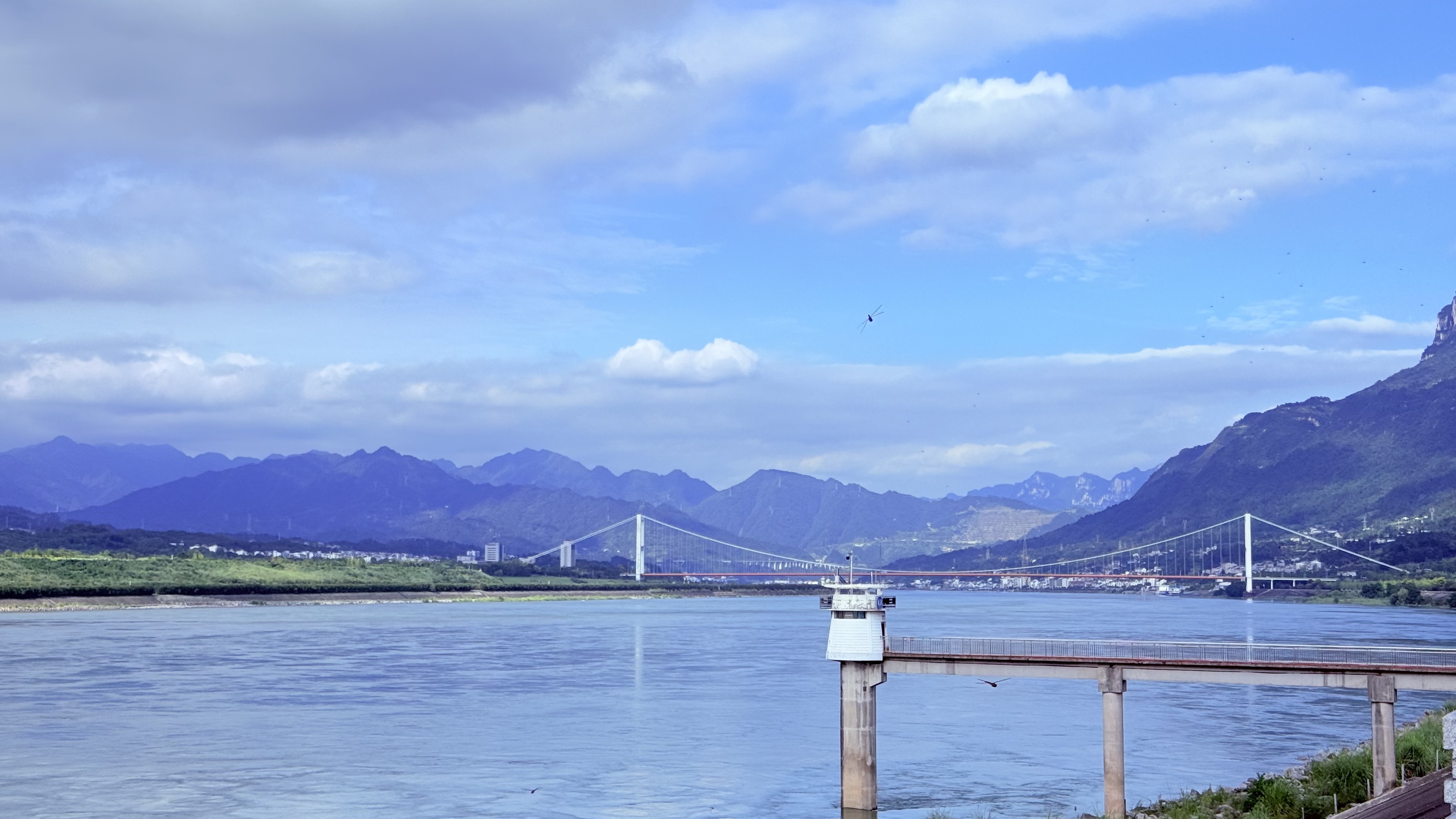 宜昌·三峡-江面与远山之间横跨一座大桥.jpeg