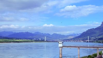 宜昌·三峡-江面与远山之间横跨一座大桥