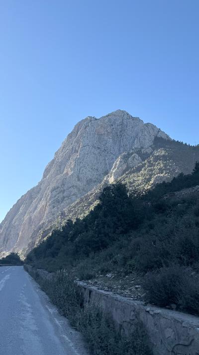 左贡-山路旁的石峰_2