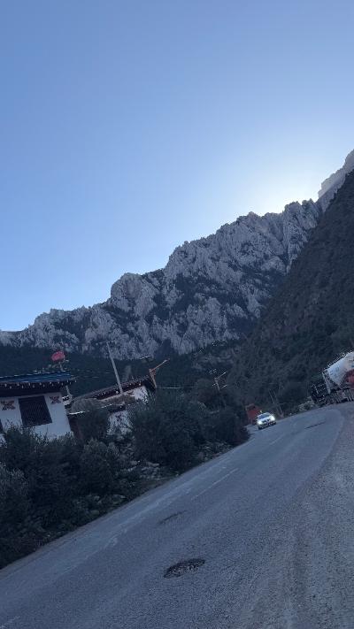 左贡-逆光中的山村公路