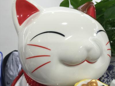 广州-白色招财猫摆件特写