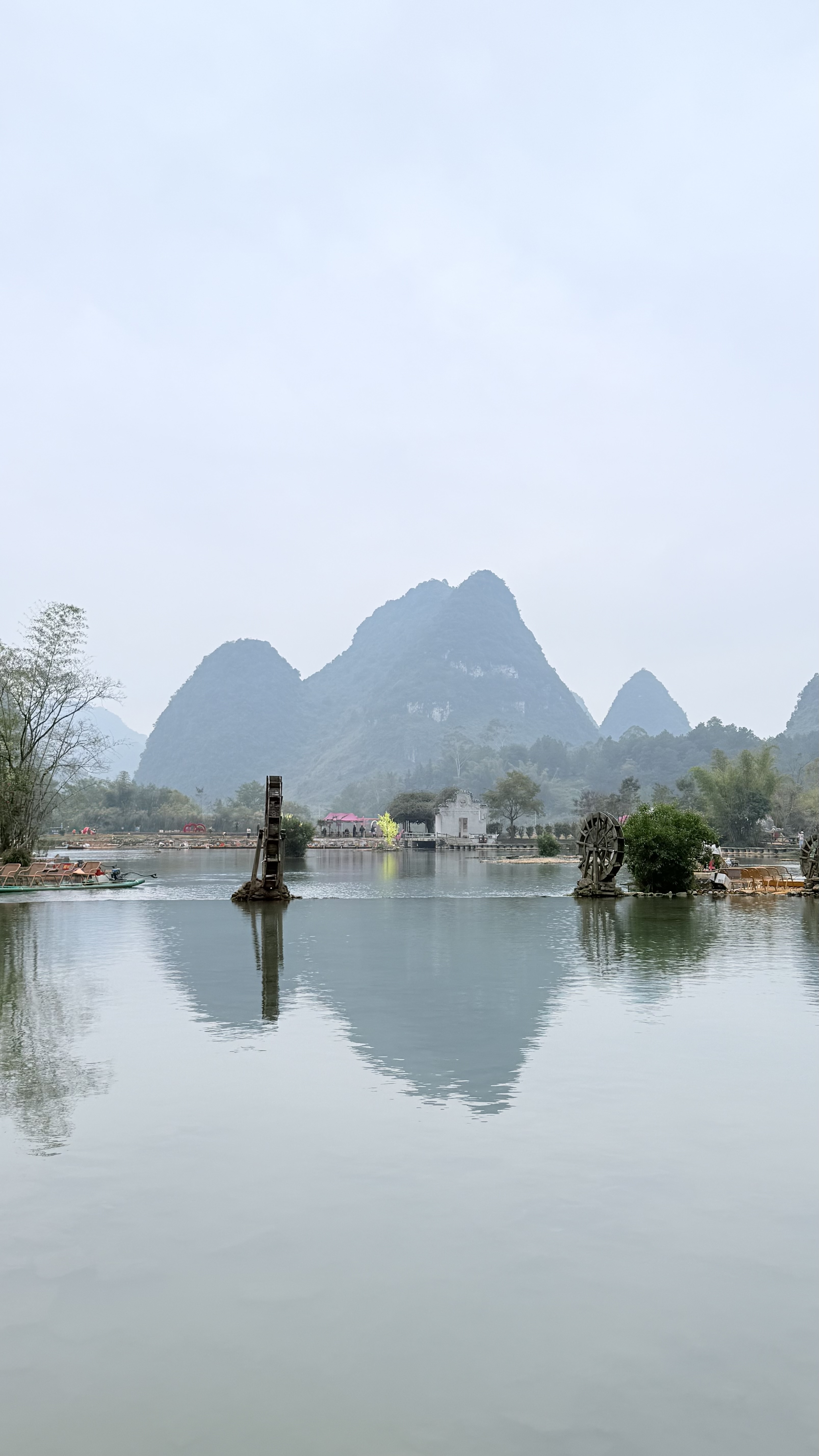 广西靖西-喀斯特山峰倒映在清澈水面.jpeg