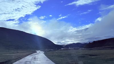 康定-山谷中的公路与阳光