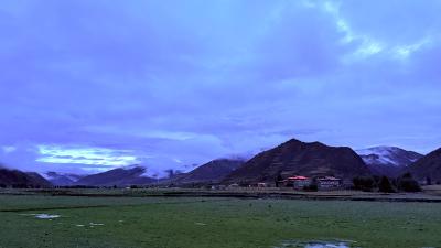 康定-清晨紫雾笼罩草原与远山