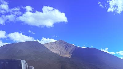 康定-蓝天白云下的高山