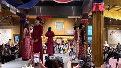 康定-藏装女子舞台表演观众拍摄