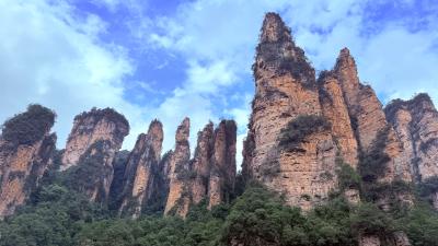 张家界国家森林公园-奇峰在云影下直插天空