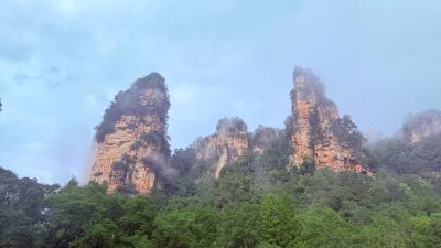 张家界-蓝天下的砂岩石峰