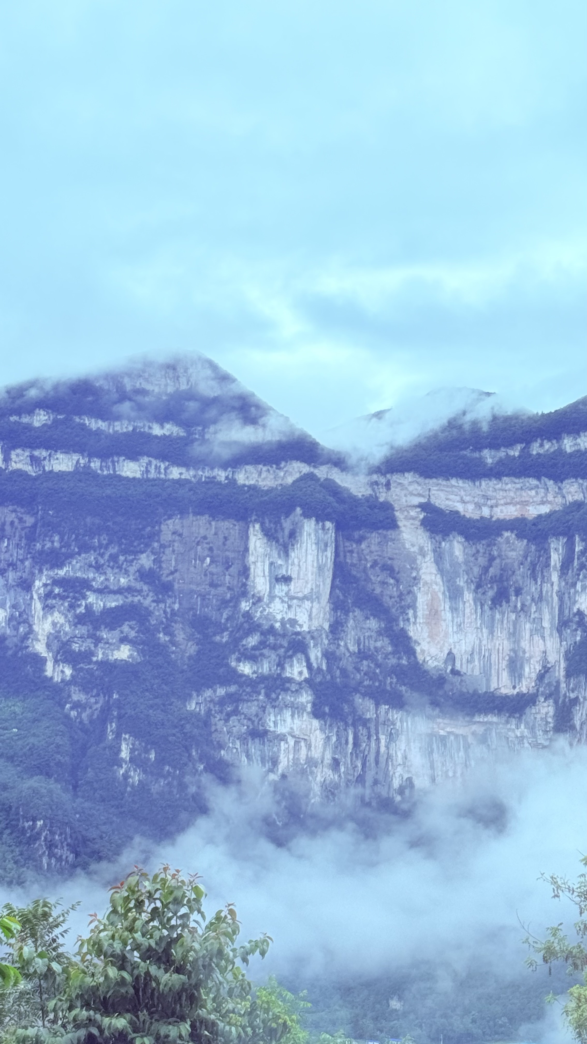 恩施大峡谷-云雾掠过层叠群山.jpeg