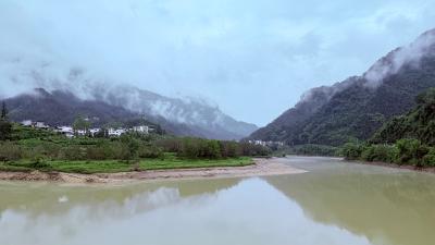 恩施-云雾青山下的河湾_3