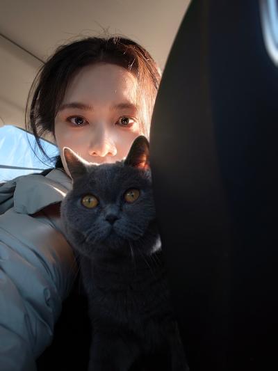 抚松-车里抱着蓝猫的女生