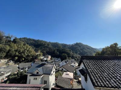 杭州-蓝天下的山间白墙村落_2