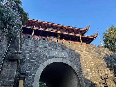 杭州-阳光下的古城门楼_2