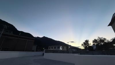 林芝-夕阳余晖中的山影_2