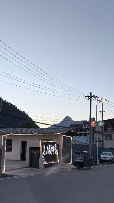 林芝-暮色中的小镇街口_3