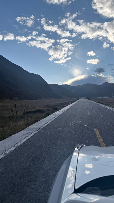 林芝-高原公路延伸向云影群山