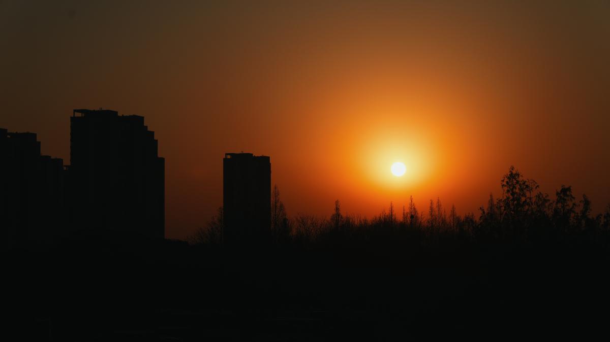橙红色天空下的城市建筑剪影.JPG