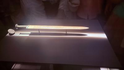 武汉·湖北省博物馆-展柜中陈列着两柄古剑