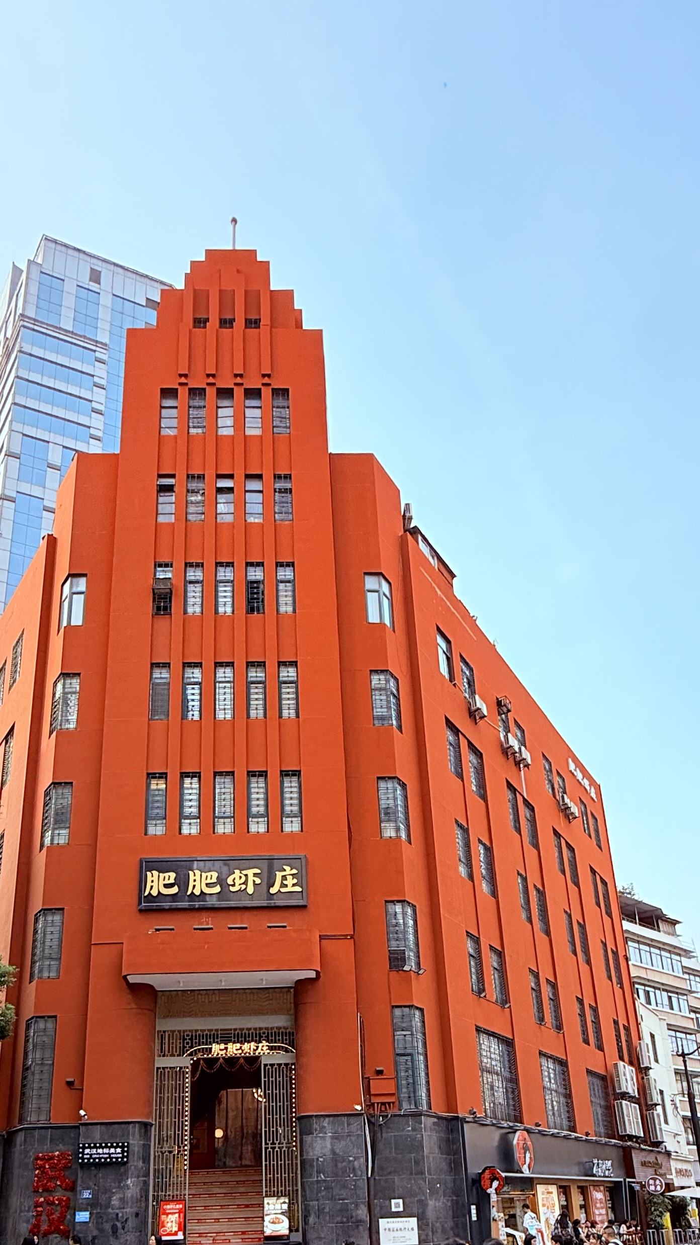 武汉-蓝天下的红砖地标建筑.jpeg
