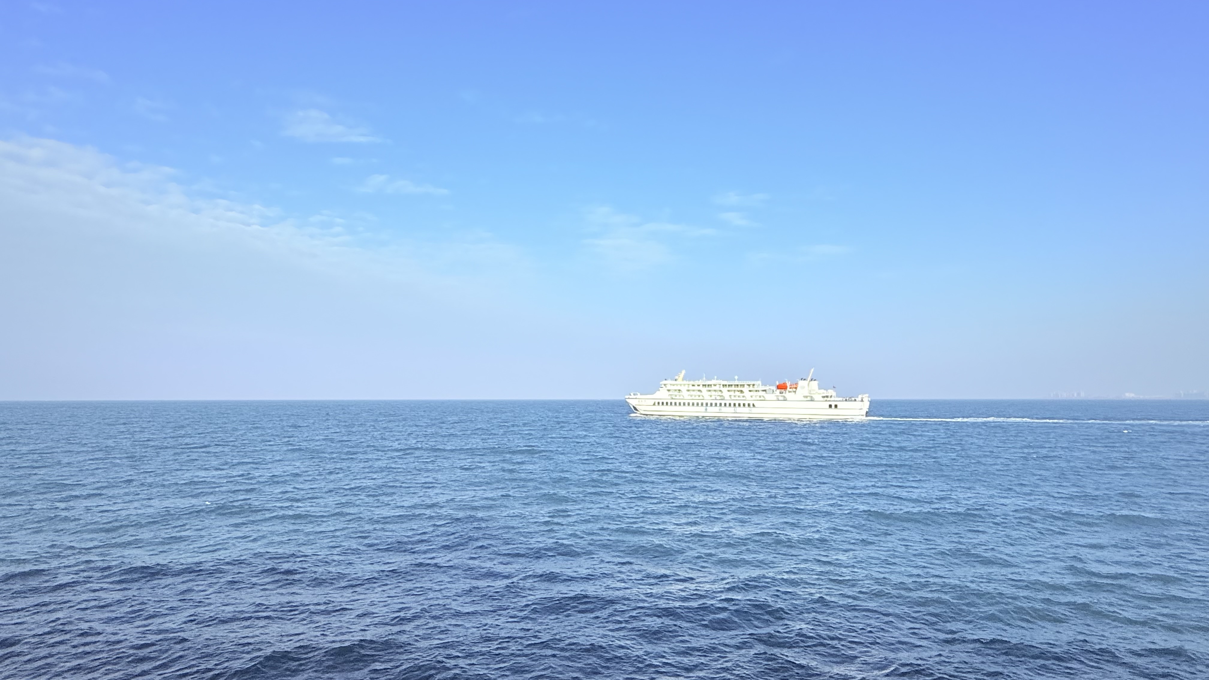 海口-海面上的客轮驶过蔚蓝航道.jpeg