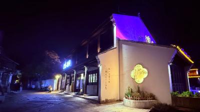 湖州-夜晚古镇的店铺
