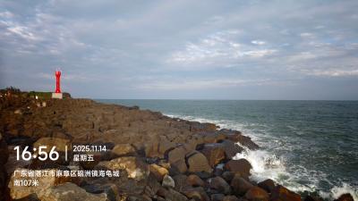 湛江-海边的红色灯塔