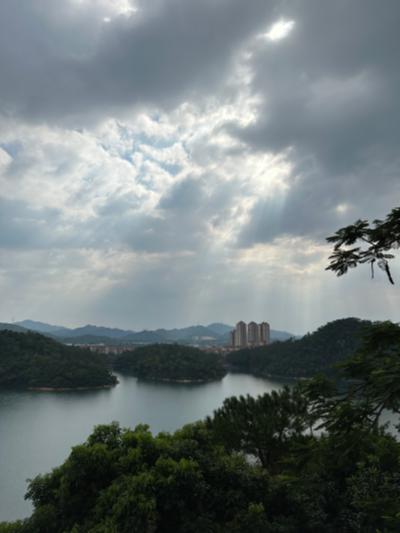 珠海-雨后阳光下的湖光山色_2