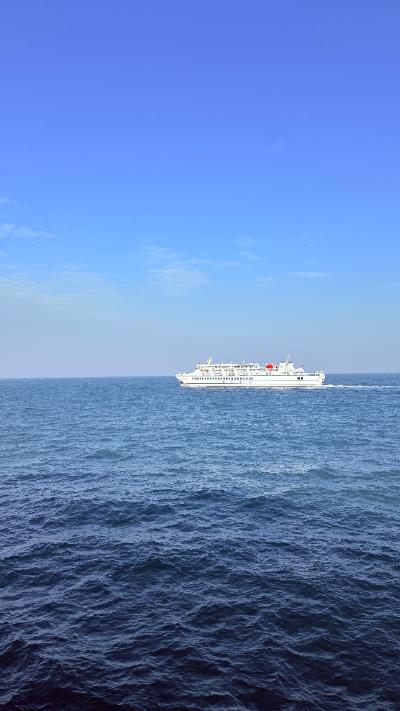 琼州海峡-白色客轮航行碧海蓝天间
