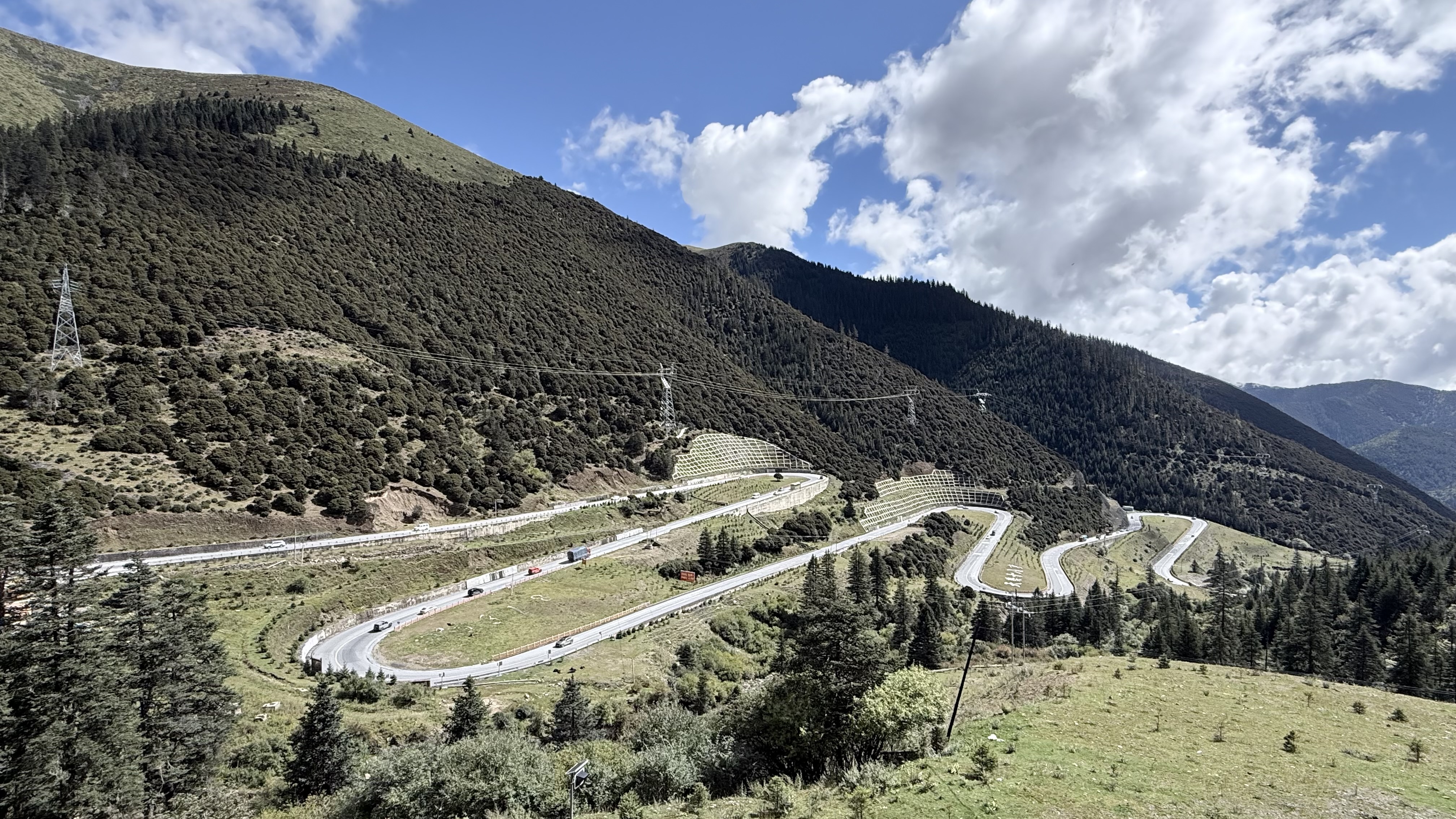 甘孜雅江-盘山公路穿过高原峡谷.jpeg
