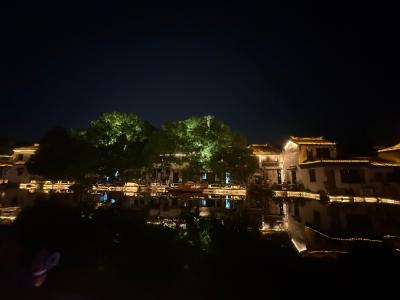 苏州-夜晚水乡古镇的灯光倒影_4