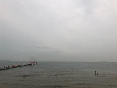 蓬莱-阴天海边的栈桥与游人_2