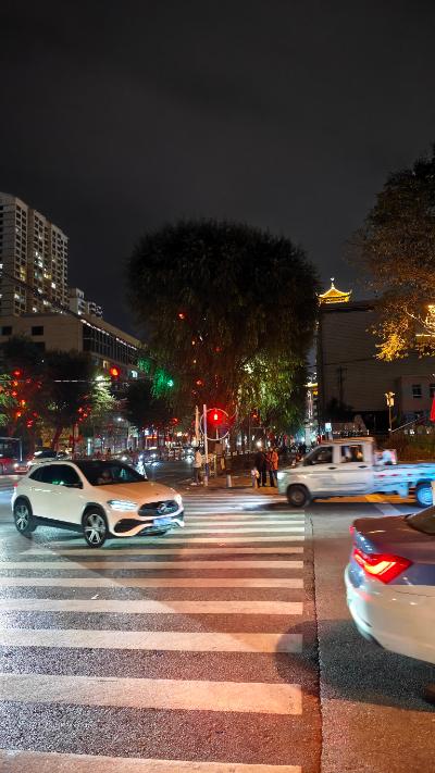 西宁-夜晚的十字路口