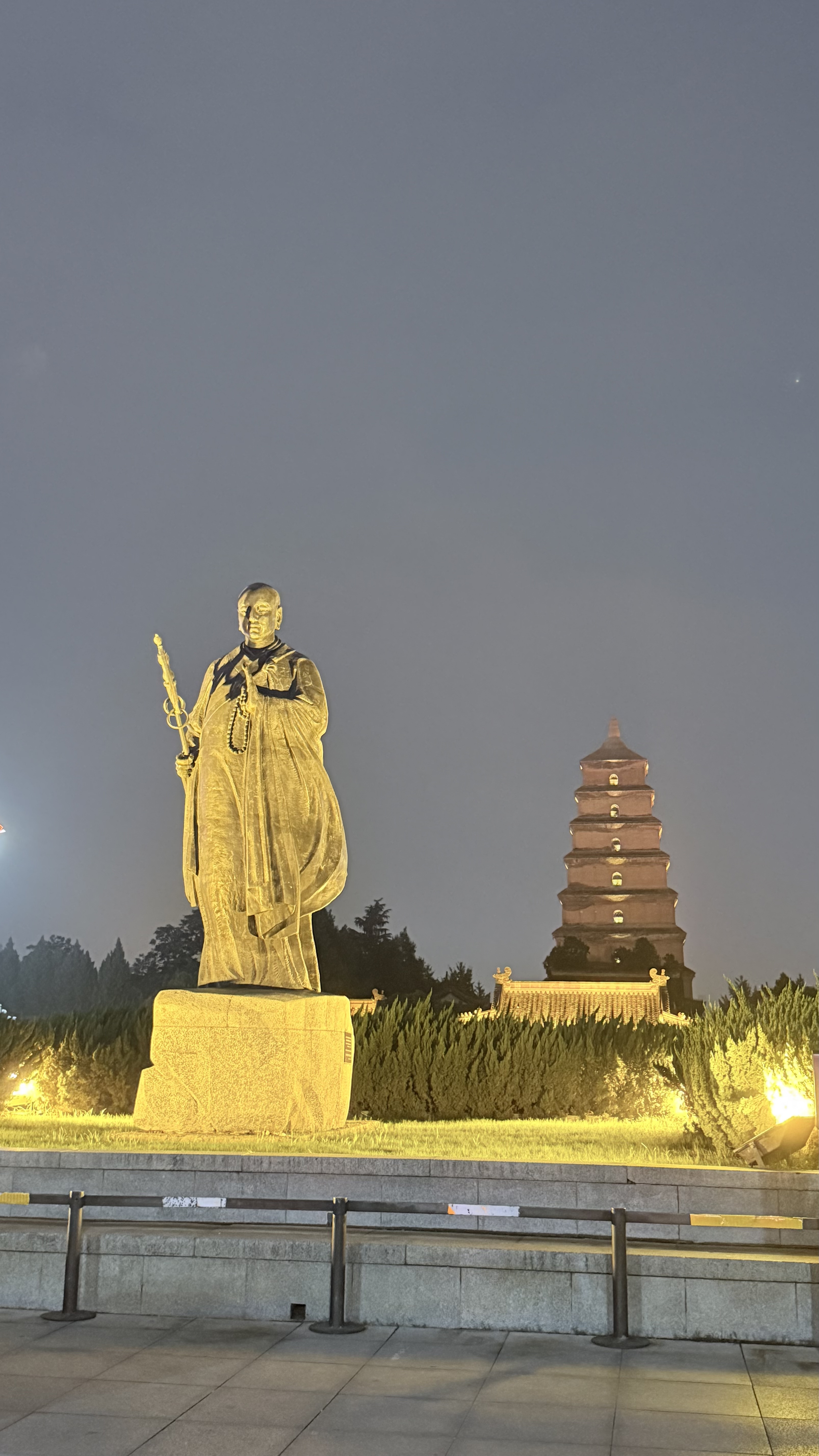 西安·大雁塔-玄奘雕像与古塔相映.jpeg