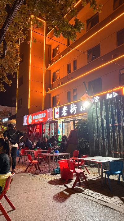 许昌-夜晚街边的露天餐桌_2