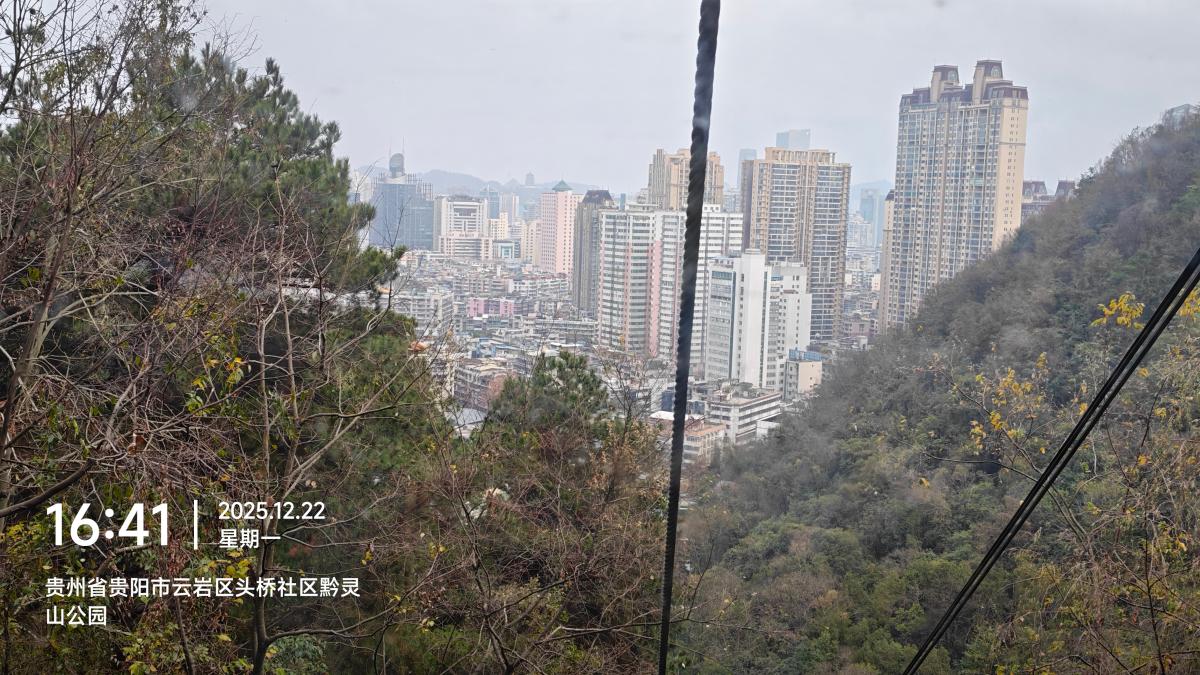 贵阳-缆车外的城市楼群.jpg