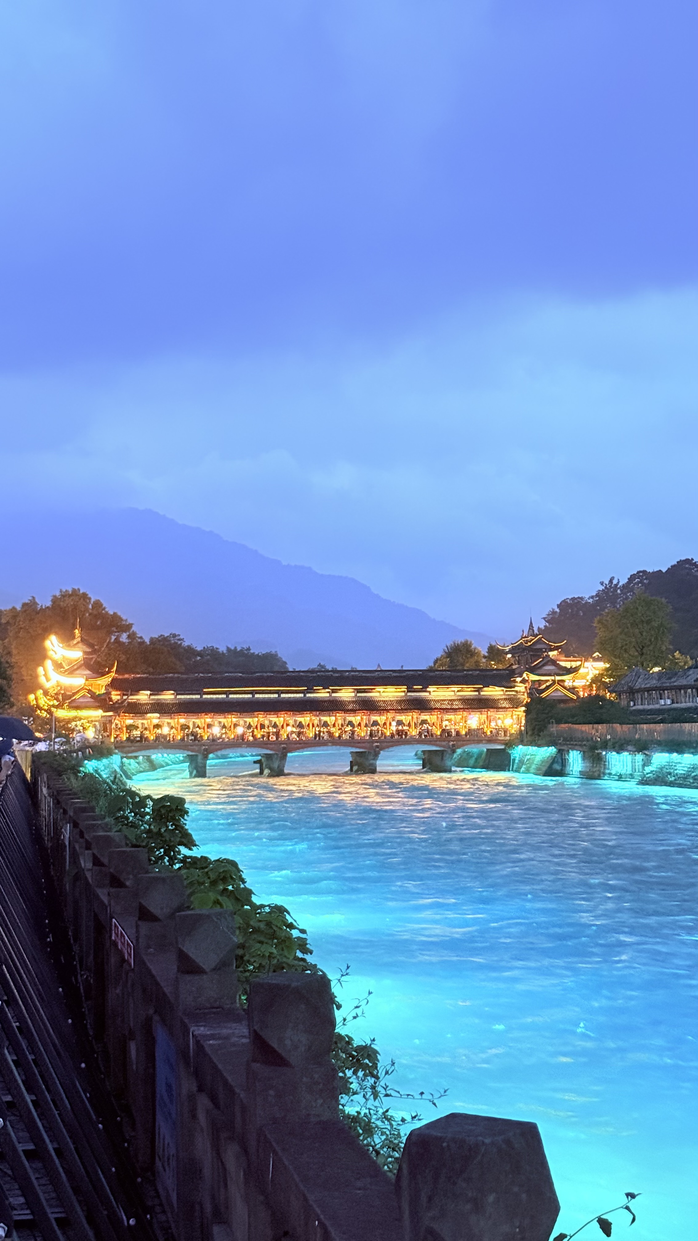 都江堰-傍晚的河水映出古城灯光.jpeg