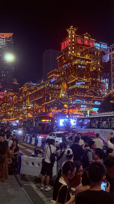 重庆·洪崖洞-夜市人潮与灯火点亮山城